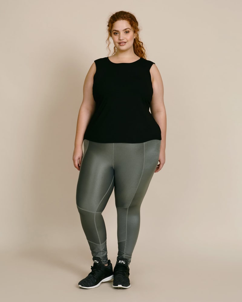 Front of a model wearing a size 4 The Shiny Rib Legging in Smoked Pearl by Good American. | dia_product_style_image_id:225808